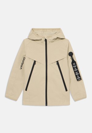 Khakijacke mit Kapuze, schwarzen Reißverschluss-Taschen und einem Stoffetikett. Sie verfügt über ein geometrisches Design und "VINGINO" auf dem Ärmel gedruckt.