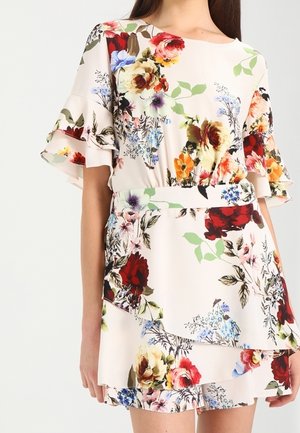 Kukkakuvioinen mekko, jossa vaalea beige pohja ja punaisia, vaaleanpunaisia sekä sinisiä kukkia, röyhelöiset hihat ja kerroksittainen hame.