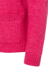 Fuchsiafarbener Strickpullover mit geripptem Saum und Bündchen, strukturierter Oberfläche und einer kleinen Fronttasche.