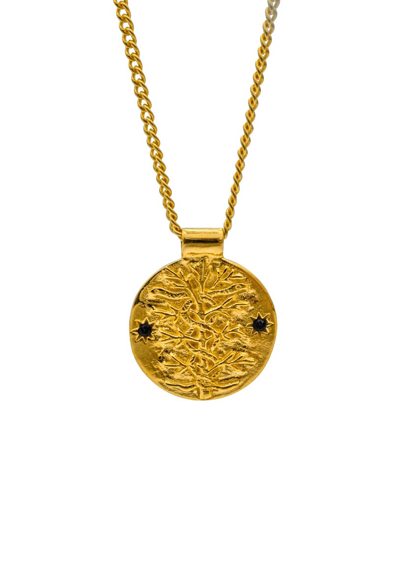 Gul hängande halsband med en detaljerad design av en gren, med två svarta stjärnaccenter, hängande från en tvinnad kedja.