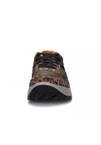 Le sneaker presentano una fantasia a stampa leopardata in suede marrone e sabbia, lacci in rete nera, accenti gialli e una suola in gomma grigia con battistrada testurizzato.