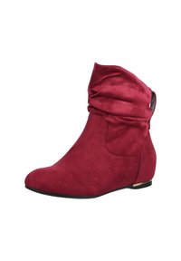 Rode suède enkellaars met een zachte, slouchy bovenkant, lage platte hak en ronde neus, ontworpen voor casual gebruik.