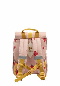 Rosa quiltad ryggsäck med mönster av nyckelpigor och hallon, med gula remmar och ett övre handtag. Grå och gula metallaccenter ingår.