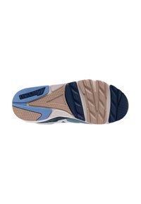 Suola di scarpa da atletica in gomma con un design multi-texturizzato e accenti blu, navy e beige, che offre grip e flessibilità.