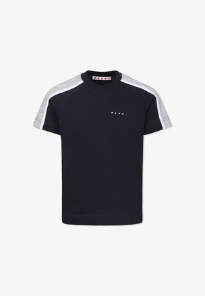 Granatowa bawełniana koszulka z szarymi rękawami raglanowymi, białymi akcentami i małym białym logo na piersi. Miękki, krótki fason z rękawami.