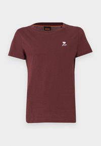 Μπορντό βαμβακερό T-shirt με λαιμόκοψη, κοντά μανίκια και λευκό λογότυπο σε σχήμα καρδιάς με τα γράμματα «BOSS» στο αριστερό στήθος.