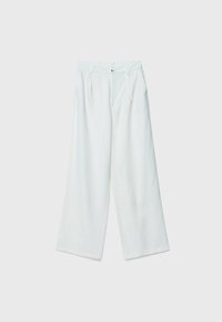 Pantalon blanc taille haute à jambes larges avec plis devant, poches latérales et fermeture par un bouton unique sur fond gris clair.