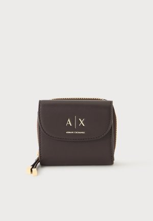 Kompaktiška tamsiai ruda piniginė su auksiniu užtrauktuku ir logotipo tekstu "A|X Armani Exchange" ant priekinio skląsčio, priešais paprastą šviesią foną.
