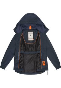 Veste imperméable marine avec une fermeture éclair et des accents orange contrastants. Elle comprend une capuche, une doublure en mesh intérieure et plusieurs poches de rangement.