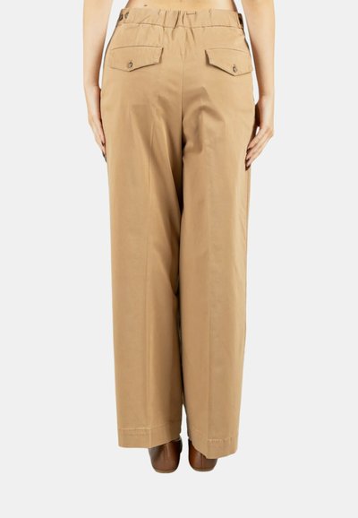 Pantaloni beige a gamba larga con vita elastica, tasche applicate sul retro e dettagli con bottoni, realizzati in un tessuto liscio e leggero.