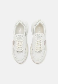 Sneakers bianchi con pannelli in rete e pelle, dettagli argentati e suole spesse. Presentano lacci e un logo "PINKO" sulla linguetta.