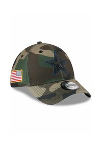 Casquette de baseball camouflée avec un emblème d'étoile sombre, un motif vert et marron, une visière plate et un écusson sur le côté présentant le drapeau américain.