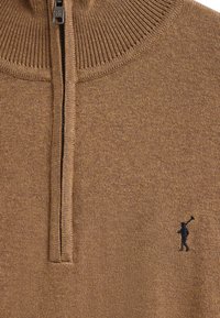 Brauner Strick-Zipfelpulli mit einem strukturierten Kragen und einem kleinen schwarzen Logo auf der linken Brust. Verfügt über einen zentralen Reißverschluss und gerippte Kanten.