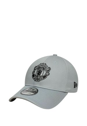 Jasnoszara regulowana czapka z daszkiem z czarnym haftowanym logo Manchester United z przodu oraz logo New Era z boku.