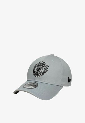 Hellgraue verstellbare Baseballkappe mit schwarzem gesticktem Manchester United-Logo vorne und New Era-Logo an der Seite.
