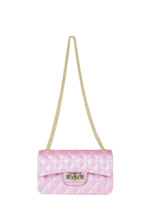 Borsa a tracolla trapuntata rosa con tracolla a catena dorata e chiusura rettangolare dorata.