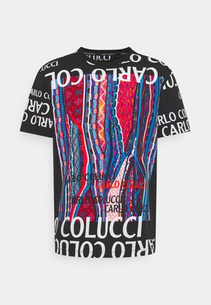 Sort T-shirt med korte ærmer og farverige lodrette abstrakte mønstre samt gentaget hvidt og rødt "Carlo Colucci"-tekst, der omslutter ærmer og krop.