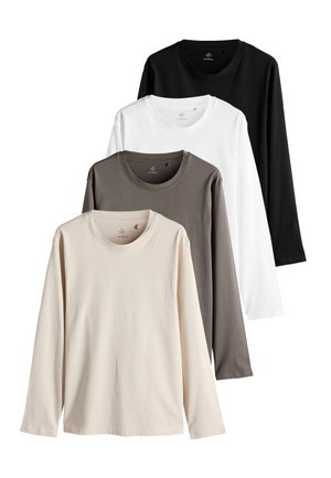 Vier langermige shirts in beige, grijs, wit en zwart. Elk shirt heeft een ronde halslijn en is gemaakt van een zachte, gladde stof.