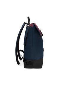 Marinblå ryggsäck med en vinröd överdel och svart botten. Har vadderade axelremmar, dragkedjefack och en elegant, strömlinjeformad design.