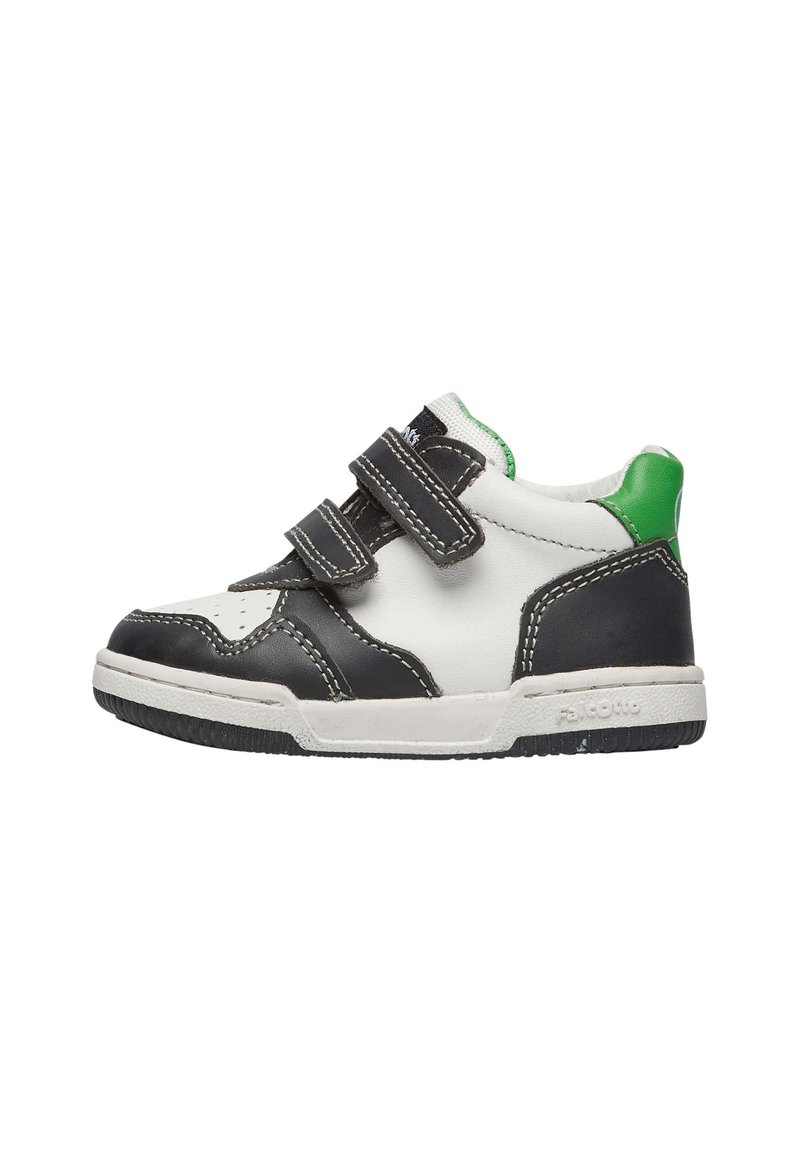 Sneakers per bambino in bianco e nero con dettagli verde, due cinturini in velcro, punta arrotondata e suola in gomma. Dettagli in pelle texturizzata e cuciture.