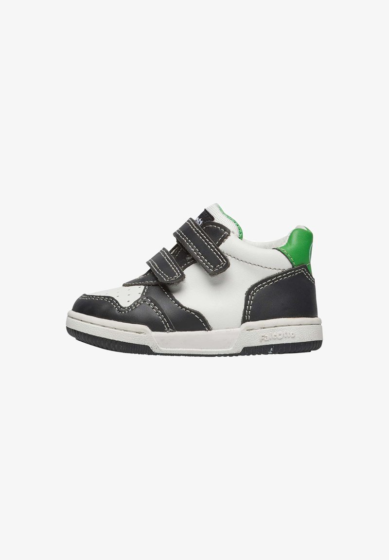 Sneakers per bambino in bianco e nero con dettagli verde, due cinturini in velcro, punta arrotondata e suola in gomma. Dettagli in pelle texturizzata e cuciture.