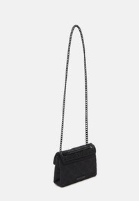 Sac à main noir avec chaîne, doté d'une surface texturée, présentant un motif géométrique et une fermeture à rabat. Forme rectangulaire compacte.