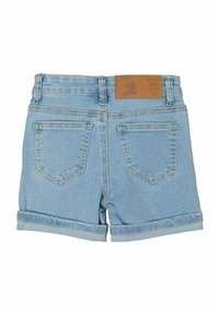 Ljust blå denimshorts med uppvikta fållar, med två bakfickor och en brun läderlapp med tryckt text på midjebandet.