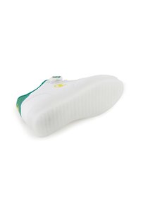 Weißer Sneaker mit grünen Akzenten, einer glatten Oberseite und einer strukturierten Gummisohle. Verfügt über eine runde Schnürsenkeltasche mit einem dekorativen Emblem.