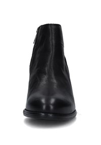 Stivale alla caviglia in pelle nera con finitura liscia, punta appuntita e cerniera laterale per la chiusura, caratterizzato da un tacco basso e impilato.