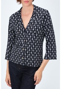 Camicia nera con bottoni e motivo astratto bianco, dotata di colletto e maniche a tre quarti, realizzata in tessuto leggero.