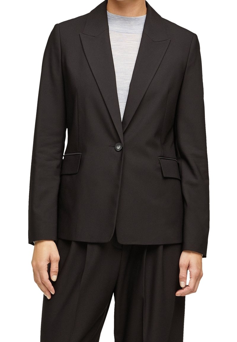 Blazer noir avec une coupe ajustée, revers crantés, fermeture par un seul bouton et deux poches avant. Tissu lisse avec une texture élégante.
