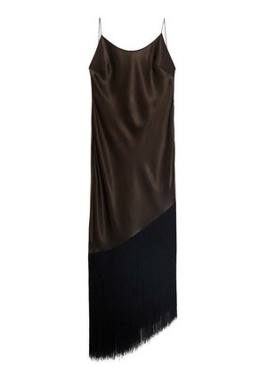 Robe nuisette en satin marron foncé, présentant une coupe ajustée avec un ourlet asymétrique et un détail à franges noir.