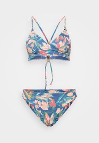 Ensemble de bikini floral avec une base bleue et des fleurs multicolores. Le haut a un col en V et des bretelles réglables ; le bas est taille haute.