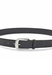 Cinturón de cuero negro con textura granulada; cuenta con una hebilla de metal plateado con el nombre de la marca grabado y múltiples agujeros de ajuste.