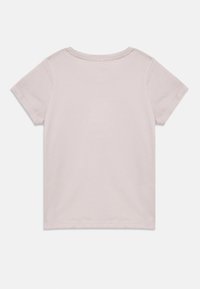 Ροζ ανοιχτού χρώματος κοντομάνικη μπλούζα με στρογγυλή λαιμόκοψη, απαλό ύφασμα και απλό σχέδιο, με περιποιημένα τελειώματα.