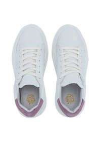Weiße Leder Sneaker mit runden Zehen und flachen Schnürsenkeln; rosa Wildlederakzente an der Ferse; strukturiertes Innere; goldenes Markenlogo innen.