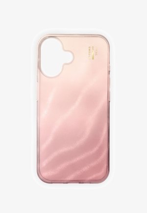 Przezroczyste różowe etui na telefon o falistej fakturze, z wycięciem na aparat i subtelnym metalicznym logo w prawym górnym rogu.