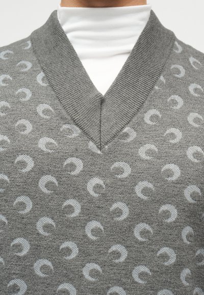 Γκρι πλεκτό πουλόβερ με V-λαιμόκοψη, που διαθέτει επαναλαμβανόμενο σχέδιο ημισελήνου σε ανοιχτό γκρι. Μαλακή υφή με ριμπ λεπτομέρεια στη λαιμόκοψη.