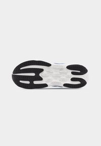 Σόλα παπουτσιού με μοτίβο αντιολισθητικής επιφάνειας από μαύρο και λευκό καουτσούκ, σχεδιασμένη για πρόσφυση και ευκαμψία σε ουδέτερο φόντο.