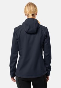 Jachetă softshell de culoare bleumarin, cu glugă, având un design ajustat și o textură netedă, văzută din spate, cu accente minime.