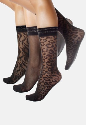 Tre paia di calze trasparenti: una con un motivo a strisce zebra, una nera semplice e una con stampa leopardata, tutte con bande elastiche nere.