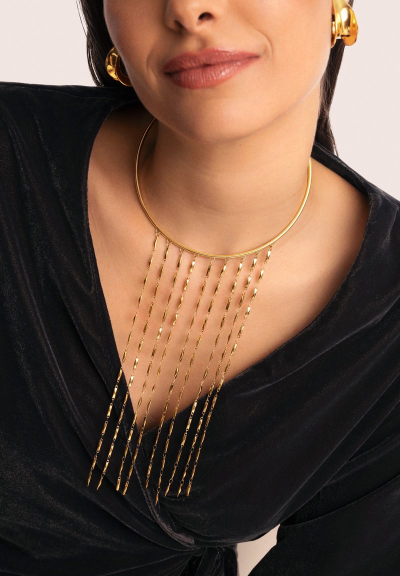 Goldener Choker-Halsreifen mit mehreren kaskadierenden Strängen; jeder Strang hat ein längliches, verdrehtes Design. Glatte metallische Oberfläche mit sichtbarem Glanz.