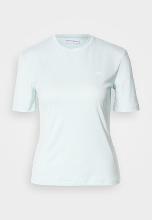 Svetlomodré tričko s krátkym rukávom vyrobené z mäkkej látky, s okrúhlym výstrihom a malým bielym logom na ľavej strane hrude.