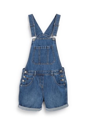 Dżinsowe krótkie ogrodniczki z regulowanymi ramiączkami, przednią kieszenią na piersi, bocznymi guzikami i podwiniętymi nogawkami na białym tle.