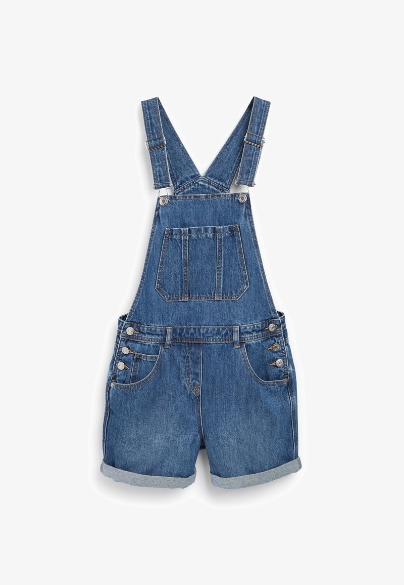 Salopette courte en denim avec bretelles ajustables, poche poitrine avant, boutons latéraux et ourlets retroussés sur fond blanc.