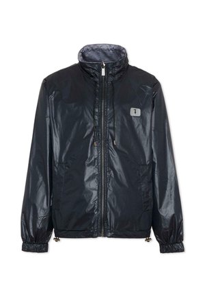 Giacca nera leggera e lucida con cerniera frontale, coulisse regolabili su collo e orlo, polsini elastici e toppa con logo sul petto.