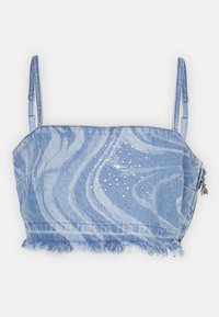 Top corto de mezclilla en azul claro con un patrón mármol, dobladillo deshilachado y pedrería decorativa en la parte frontal. Tirantes ajustables para un mejor ajuste.