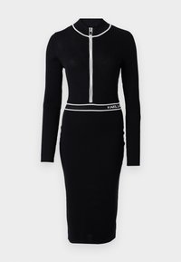 Melna ribota kleita ar garām piedurknēm, augstu apkakli un priekšu ar rāvējslēdzēju. Izceļas ar baltu apdari un 'KARL' logo uz jostas. Pieguļošs dizains.