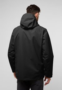 Zwarte waterdichte jas met een capuchon, met een gladde textuur en een minimalistisch ontwerp. Zichtbare naden en een rechte snit aan de onderkant.