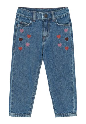 Vaqueros azules para niños con patrones de corazones bordados en rojo, rosa y marrón en ambas piernas delanteras.